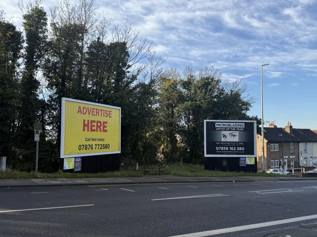 Lot: 75 - FREEHOLD SITE WITH POTENTIAL AND ADVERTISING HOARDING INCOME - and with Advertising Hoardings